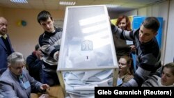 Коммунисттер болсо 1991-жылы Украина төбөлсүздүккө жетишкенден бери биринчи жолу Жогорку Радага өтө алган жок. 