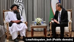 Толибон ҳукумати мулозими Мулло Абдул Ғани Бародар (ч) Ўзбекистон бош вазири Абдулла Арипов (ў) билан, Тошкент, 2025 йил 22 феврали 