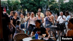 Протестиращи са обградили туристи в кафене в Палма де Майорка, Испания.