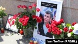 Народны мэмарыял на месцы забойства Барыса Нямцова ў Маскве