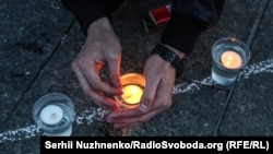 Qırımtatar sürgünligi yılına bağışlanğan «Qalbiñde ateş yaq» aktsiyası. Kyiv, 2017 senesi mayısnıñ 18-i