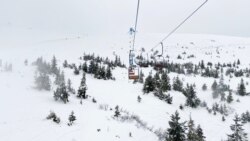 Гірськолижний підйомник у засніжених Карпатах, Драгобрат