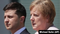 Раніше повідомлялося, що зустріч Зеленського і Меркель стосуватиметься гарантій, пов’язаних із «Північним потоком-2», безпекової ситуації та двосторонніх відносин