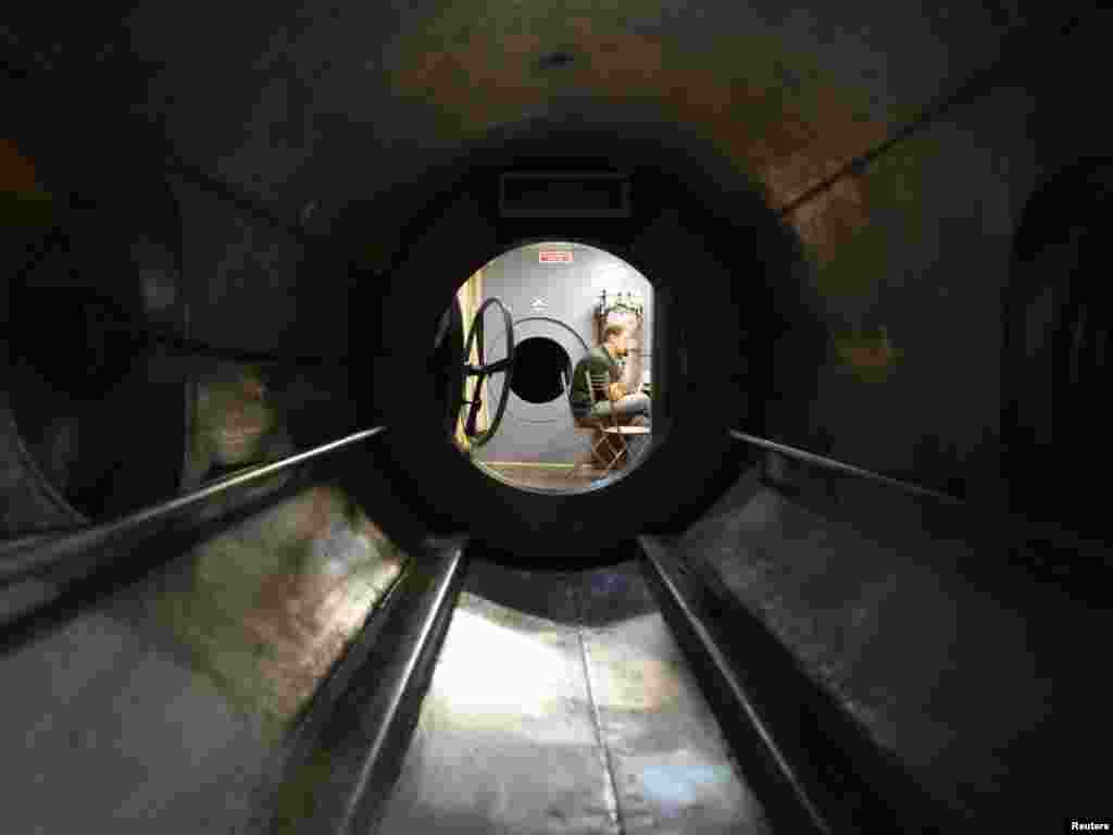 Корылманың ишеге эксперимент беткәч, яисә берәр көтелмәгән хәл килеп чыкса гына ачылачак.