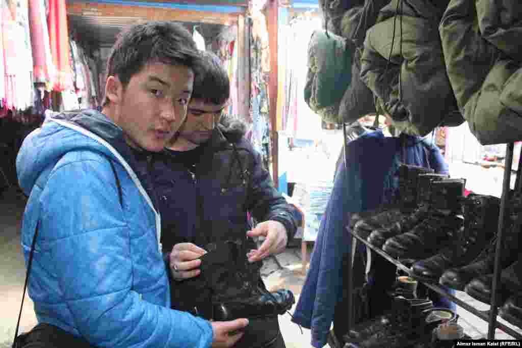 Здесь часто можно увидеть молодых людей - любителей стиля &quot;милитари&quot;