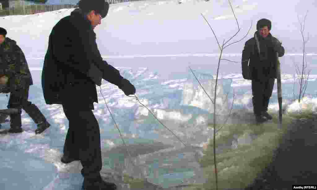 Менә шулай боз әзерләп суга әйләндерәләр