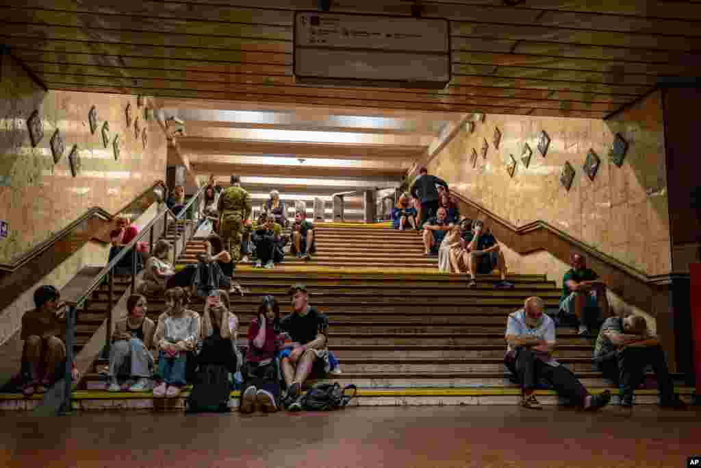 مردم پایتخت اوکراین هنگام حملهٔ پهپادی روسیه به کی‌یف در ایستگاه مترو پناه گرفته‌اند