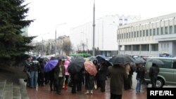 Збор ля аблвыканкаму пад парасонамі