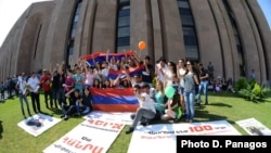 Акция протеста перед зданием мэрии Еревана, август 2013 г. 