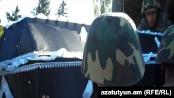 Солдаты несут гроб с телом Манвела Сарибекяна. 4 ноября 2010 г.  