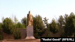 Муҷассамаи Исмоили Сомонӣ дар маркази ноҳияи Шаҳритус