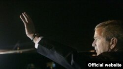 جورج بوش می گوید ایران و سوریه باید از دمکراسی نوپای عراق حمایت کنند