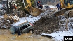 Спасатели МЧС во время работ по поиску рабочих на прииске у деревни Щетинкино
