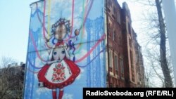 Мандрівний художник із Франції намалював у Харкові ляльку-мотанку