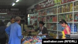Türkmenistandaky dükanlaryň biri.