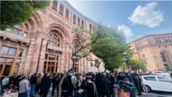 «Կառուցապատողի սնանկությունից հետո սեփականության վկայականներ չենք կարողանում ստանալ». ակցիա կառավարության շենքի մոտ