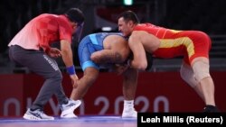 Айаал Лазарев (кызыл кийимчен) жана АКШ балбаны Дэн Гейбл Стивенсон. Токио, Жапония. 5-август, 2021-ж.