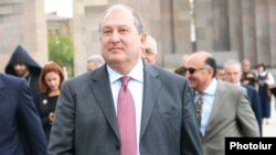 Armenia - Former Prime Minister Armen Sarkissian visits Echmiadzin, 18 October 2012.