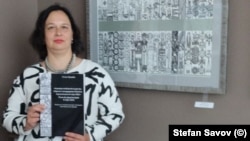 Олена Грицюк с изданието на "История славянобългарска" на Паисий Хилендарски на украински език.