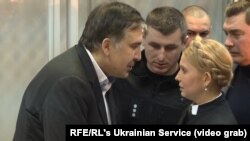 Михаил Саакашвили жана Юлия Тимошенко сот залынан көрүшүүдө