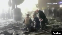 نیروهای امدادی در حال کمک به یکی از مجروحان حمله به فرودگاه بروکسل