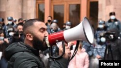 Акция протеста с требованием отставки Никола Пашиняна перед зданием правительства, Ереван, 10 декабря 2020 г.