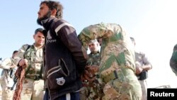 افزایش تعداد زندانیان یکی از نتایج چهار سال جنگ با گروه «خلافت اسلامی» است.