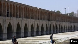 این دومین بار ظرف سال های اخیر است که رودخانه زاینده رود خشک می شود.(عکس: فارس)