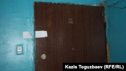 Роман Поздняков тұрған үйдің есігі. Алматы, 21 наурыз 2014 жыл.     