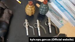 Під час огляду у чоловіка виявили дві гранати Ф-1 та три запали до них. Боєприпаси вилучили