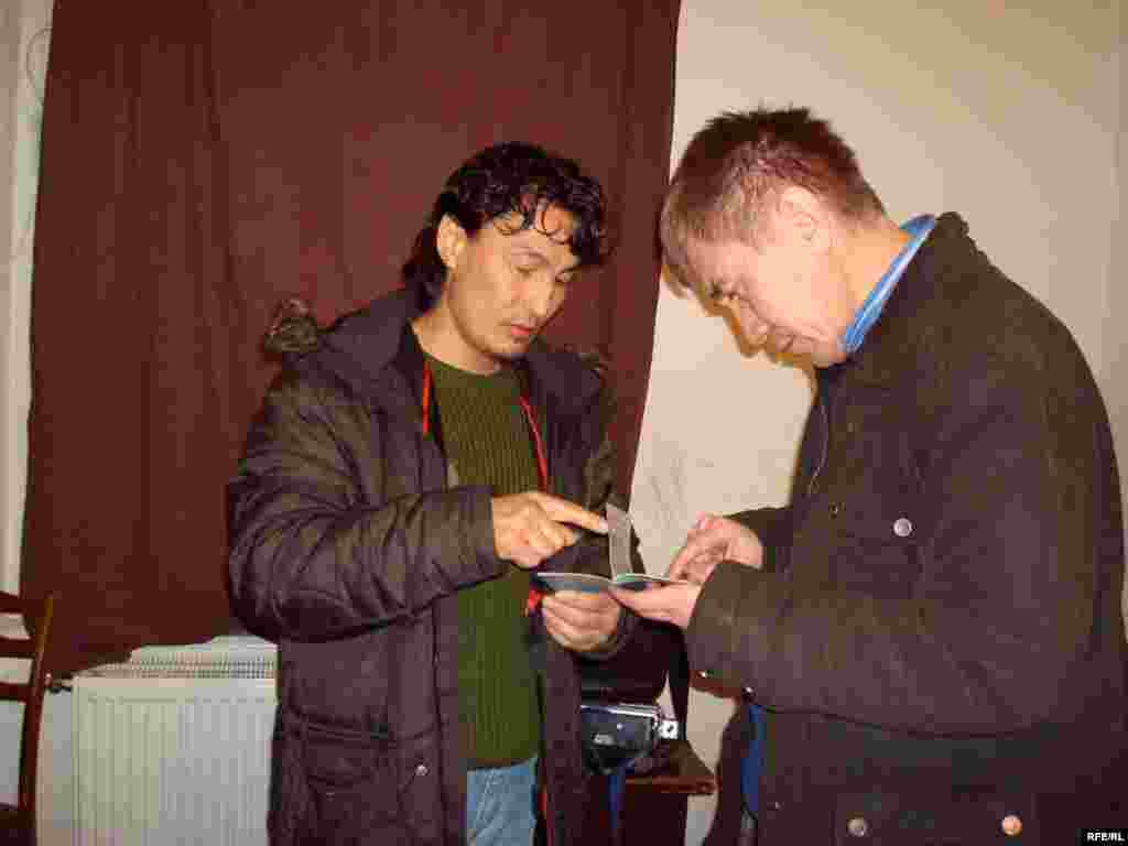 Беженец Самат Нургалиев показывает журналисту радио Азаттык Ержану Карабеку свой паспорт с приказом на депортацию.  - Казахский беженец Самат Нургалиев показывает свой паспорт корреспонденту радио Азаттык Ержану Карабек. Общежитие в городе Брно, 1 февраля 2009 года.
