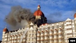 هتل مجلل تاج‌محل از جمله هدف‌های تروریست‌ها در شهر بمبئی بود. (عکس: epa)