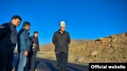 Улукбек Марипов жолдун ремонту менен таанышууда. 25-сентябрь, 2021. Төө-Ашуу