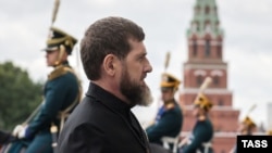 Очільник Чечні Рамзан Кадиров на церемонії урочистої зустрічі президента Об'єднаних Арабських Еміратів (ОАЕ) Мохаммеда бін Заїда Аль Нагайяна у Москві. 7 серпня 2025 року