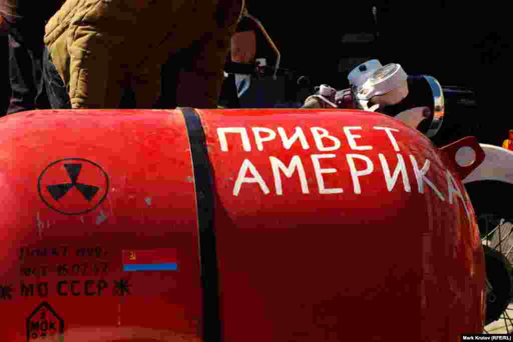 &quot;Маршалла ду, Iамерка!&quot; ду мотоциклана т1е йихкинчу баллонан тIехь яздина.