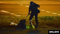 سرکوب یکی از معترضان در مینسک. چهارشنبه ۲۲ مرداد