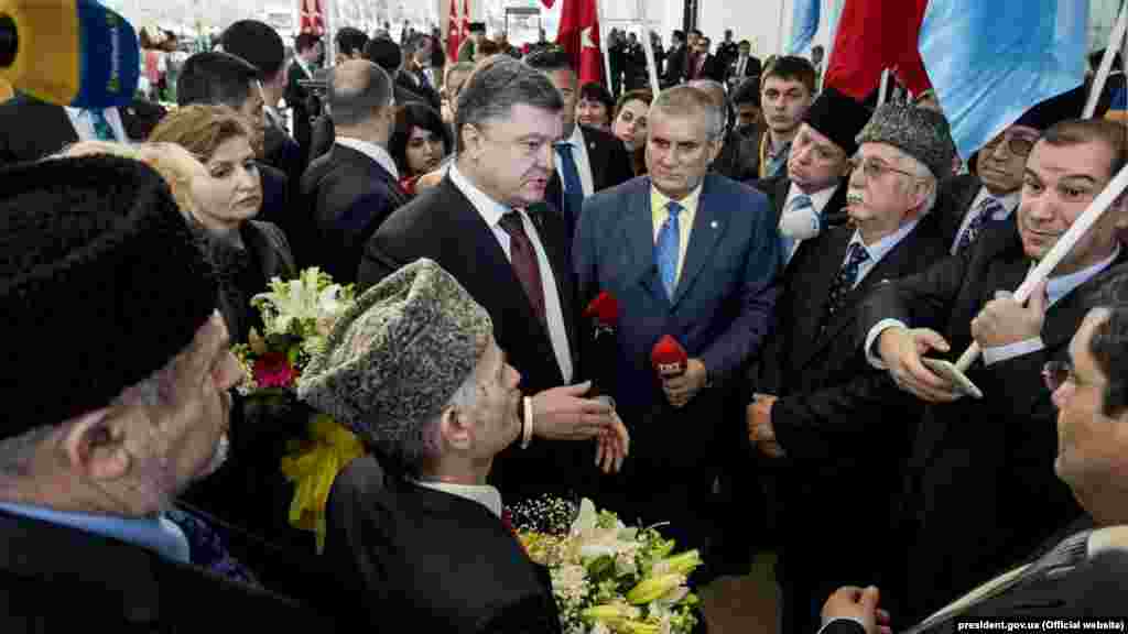 Петро Порошенко під час зустрічі з представниками української та кримськотатарської громад. &laquo;Однією з основних тем переговорів з керівництвом Туреччини було питання захисту прав кримських татар і координація спільних дій щодо повернення суверенітету України над Кримським півостровом&raquo;, &ndash; Петро Порошенко. Анкара, Туреччина, 9 березня 2016 року