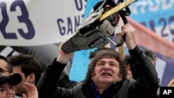 خاویر میلی با اره برقی در یک تجمع تبلیغاتی قبل از انتخابات