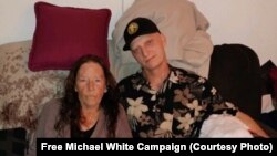 تصویری از مایکل وایت همراه مادر خود