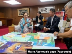 Қазақстандық "Полигон 21" комитетінің бұрынғы құрылтайшысы, Семейдегі "ДОМ" қоғамдық ұйымының жетекшісі Майра Әбенова (сол жақта) Жапонияның Хиросима қаласының әкімімен кездесіп отыр, 2025 жылдың тамыз айы.