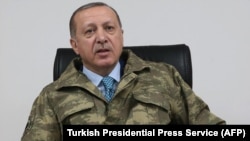 رجب طیب اردوغان می‌گوید برای آمریکا بهتر است که کنار «تروریست‌هایی» که امروز از آنها حمایت می‌کند نایستد.