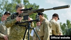 Ілюстративне фото. Президент України Петро Порошенко оглядає озброєння у навчальному центрі Національної гвардії, 26 липня 2014 року