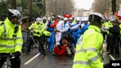 درگیری پلیس لندن با تظاهرکنندگان. خبرگزاری (EPA)