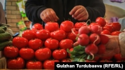 Овощной ряд на Ошском рынке в Бишкеке. Иллюстративное фото. Апрель 2020 года.
