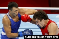 Рақобати муштзани амрикоӣ (рост) бо намояндаи Қазоқистон (чап)