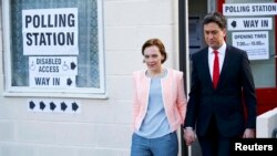 Лидер лейбористов Эд Милибэнд с женой Джастин после голосования