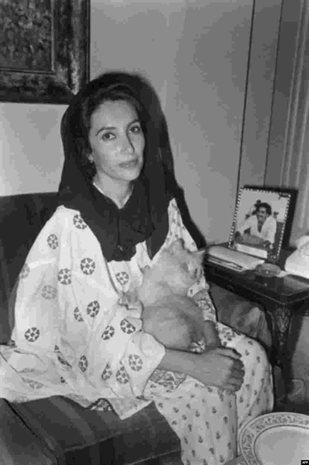 بی نظیر بوتو در سال 86 میلادی و ساعتی پس از آزادی به همراه گربه اش «چارلی». او در این سال به مبارزات خود ادامه داد و در سال 88 به عنوان نخستین زن در جهان اسلام، به نخست وزیری رسید.