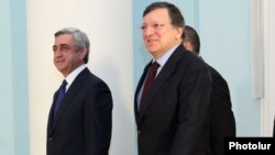 Armenia - President Serzh Sarkisian (L) and European Commission President José Manuel Barroso meet in Yerevan, 1Dec2012.