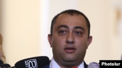 Новоназначенный губернатор Вайоцдзорской области Арарат Григорян беседует с журналистами, Ереван, 31 октября 2019 г․