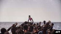 Жер ортолук деңизи аркылуу Европага жол тарткан мигранттар. 2016-жыл.